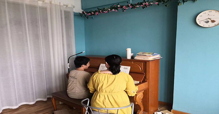 妈妈教儿子学钢琴